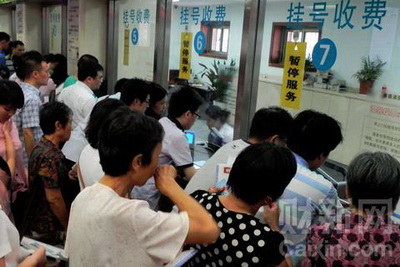 持续高温,排队挂号酷热难耐